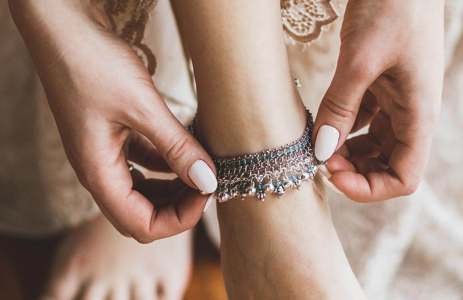10 Trendy Anklet Styles You’ll Want to Rock This Year